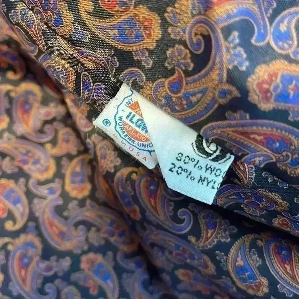 Vintage 80% wool coat. Made in the USA. Size medium. - Picture 12 of 15